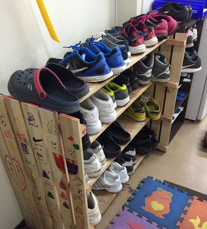 無料塾の下駄箱にぎっしりと並ぶ靴。この子たちが沖縄の未来を創る