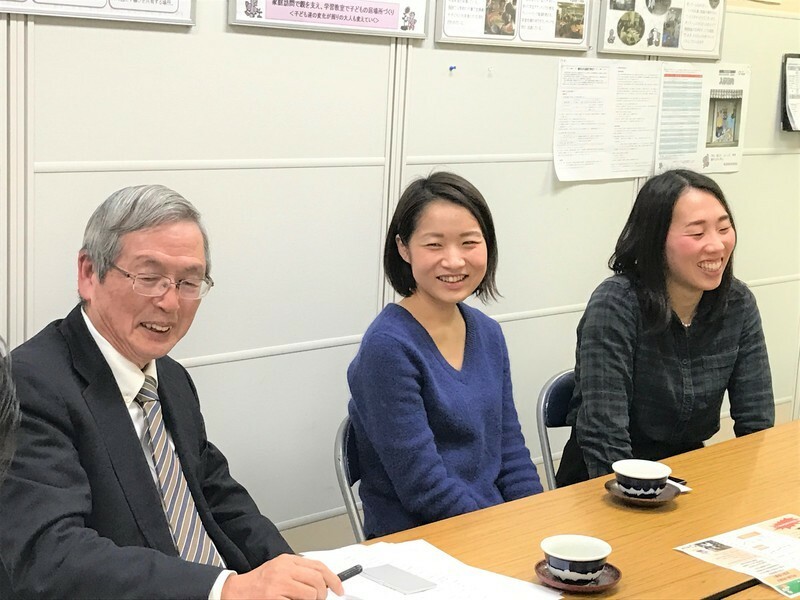 白鳥勲さんと、学習支援員の佐藤つかささん（右）と吉田友紀さん（中央）