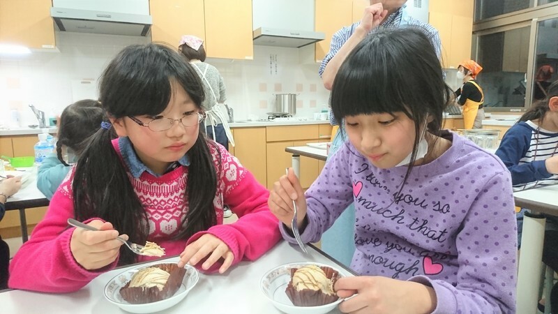 「友だちと一緒に食べる」というだけで、子どもたちのテンションは上がる。寄付されたケーキを食べる（みなと子ども食堂提供）