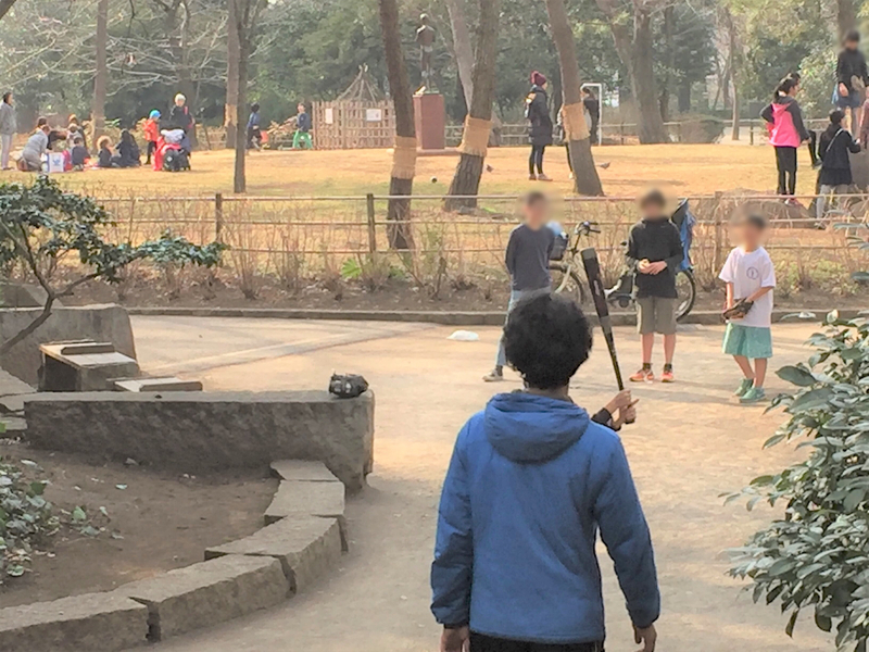 目の前の有栖川公園で、元気に草野球する子どもたち。都会の子どももお受験とゲームばかりではない