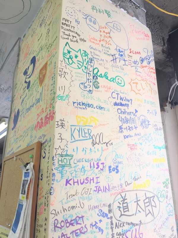 倉庫の壁や柱にびっしりと書かれたボランティアたちの署名やメッセージ。こういうところ、アメリカっぽい