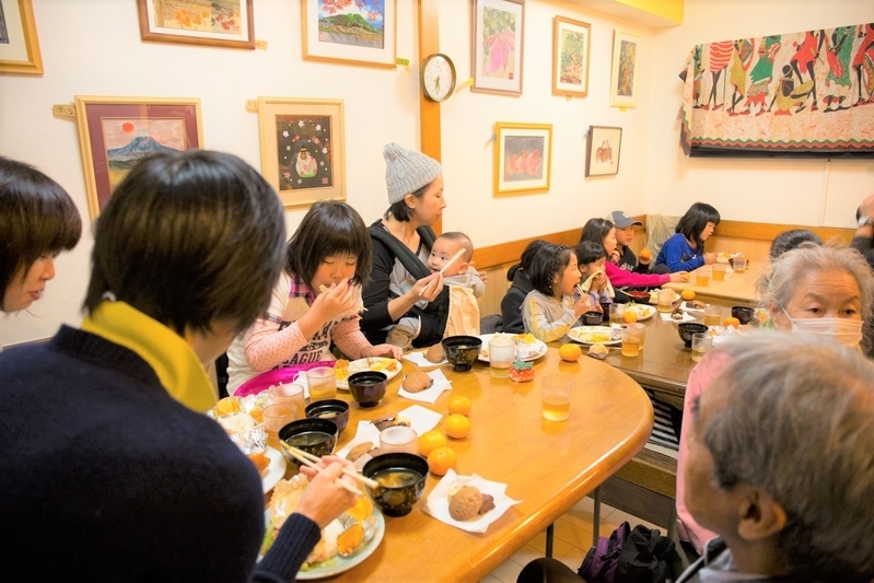 こども食堂には、子ども、大人、お年寄りが多様に集う（「だんだん・こども食堂」提供）