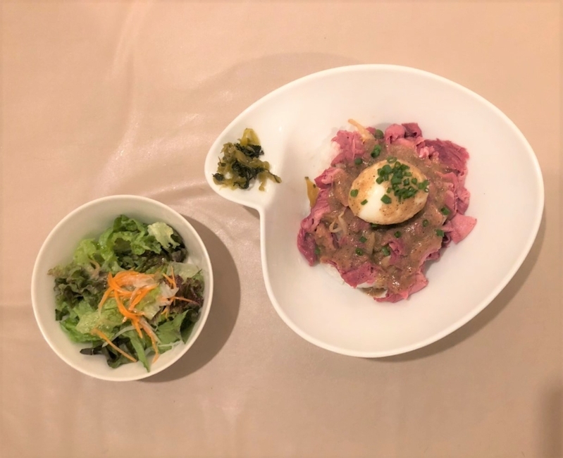 お肉たっぷりのローストビーフ丼(ふだんは1,200円)(筆者撮影)