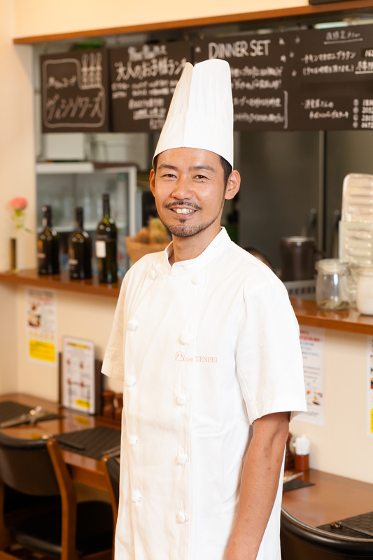 「世界一姫路城に近い洋食店・洋食グリル天平」のオーナーシェフで、「全日本飲食店協会」理事長の関良祐さん(関さん提供)
