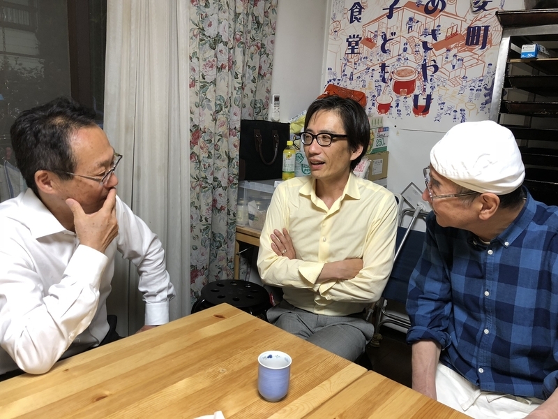 こども食堂を訪問した岡田武史さん(左)(筆者提供)
