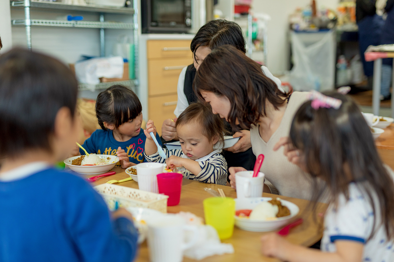 にぎわいのある風景（NPO法人全国こども食堂支援センターむすびえ提供）