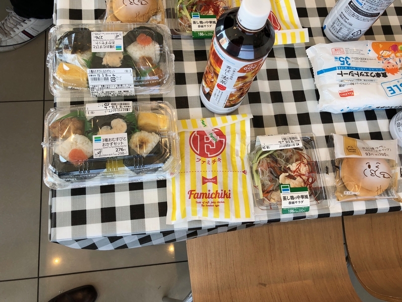 ファミマこども食堂で出されていたおにぎりなど（筆者撮影）