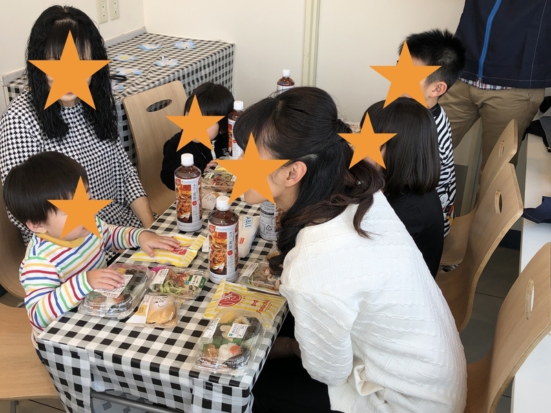 子どもと食事を介して、参加した家族同士の間に会話が生まれる(筆者撮影)