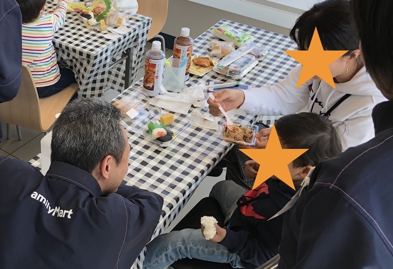 3歳の子に一生懸命話しかけていたスタッフがいたので、後で聞いてみたら、彼の子も3歳だとか(筆者撮影)