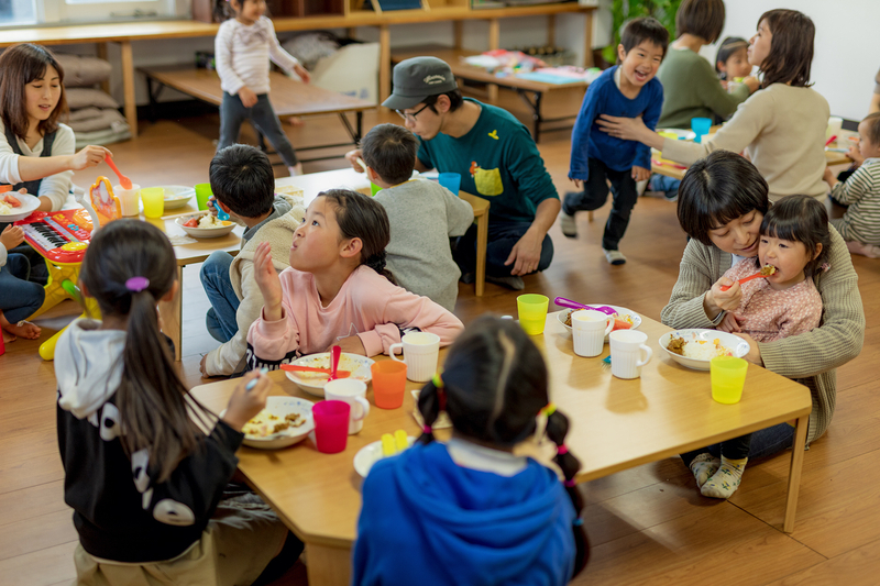 子ども、その親、そして地域の人たちが集う地域交流拠点・多世代交流拠点として、こども食堂は機能している