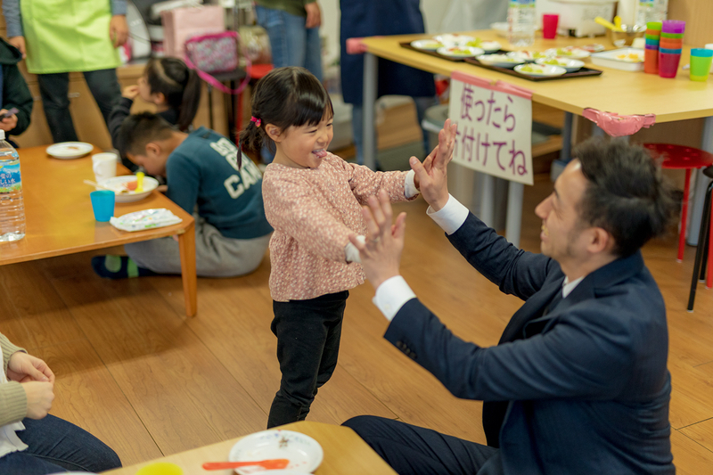 誰と会ったかは忘れても、「他人はこわくない」「見知らぬ人もやさしい」という体感を積み上げることが、チャレンジをおそれない大人を育てる