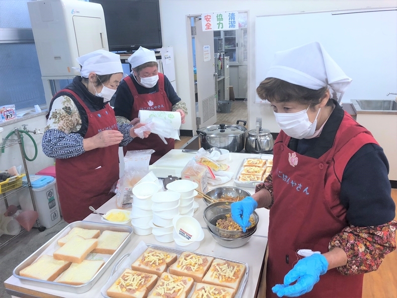 こども食堂は高齢者パワーが「炸裂」する場所でもある。大阪市西淀川区の「朝ごはんやさん」で食事をつくる地域の高齢女性たち