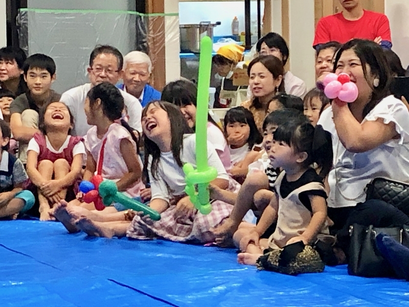 10月に鹿児島市・祥徳寺で開催された「こども食堂　秋まつり」には150名が参加。地域の子どもからお年寄りまでが、お笑い芸人のネタに興じた（筆者撮影）