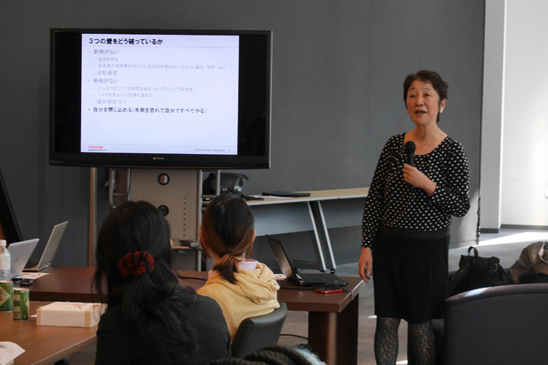 お話しいただいた、東芝研究開発センター首席技監の土井美和子さん(写真右)
