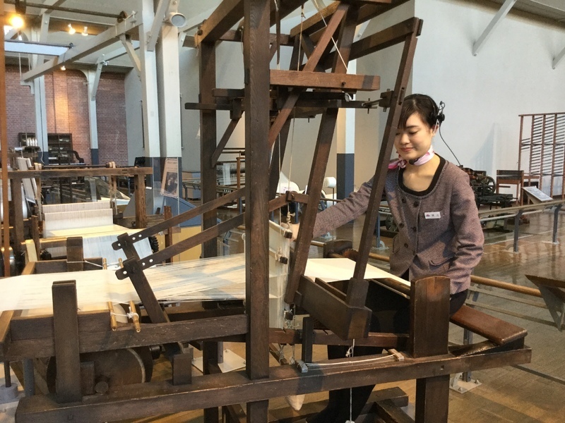 豊田式木製人力織機での実演。1人で足ふみで糸を紡いでいく。