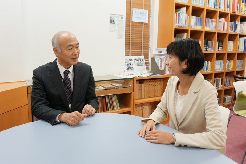 吉野先生（左）は、「生活指導面はやりながら考えよう。問題が出てきたらその場で先生と生徒が一緒に考えよう。先生も分からないことだらけなのだから」とも話していた。(筆者撮影)