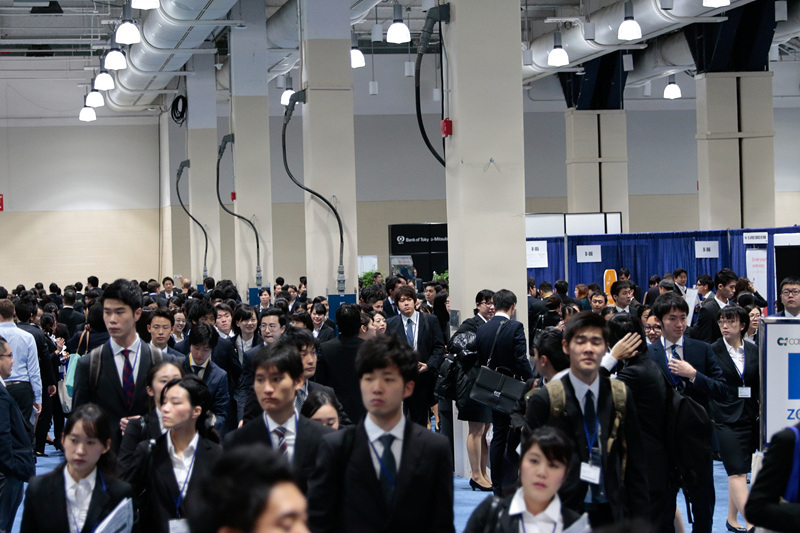 アメリカで開催される日本の就職イベントに参加する海外留学生